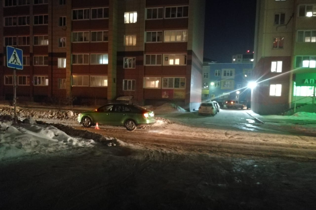 В Новосибирске автомобиль сбил девочку-подростка — она шла по «зебре»