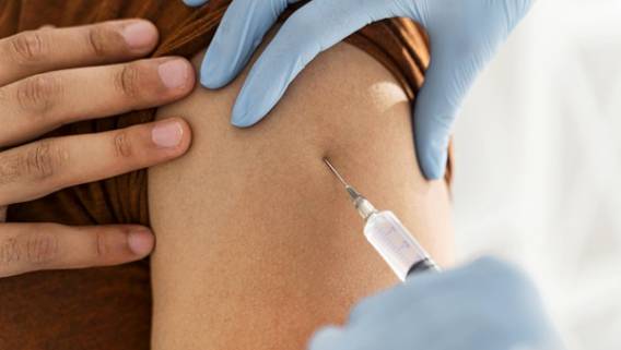 Привившиеся взрослые, инфицированные «дельта»-штаммом, «могут сравняться по уровню заражения с невакцинированными»