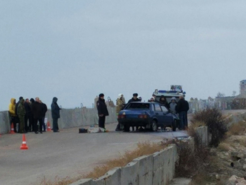 Фото очевидцев из Севастополя, где из бухты подняли автомобиль ВАЗ с двумя трупами в салоне