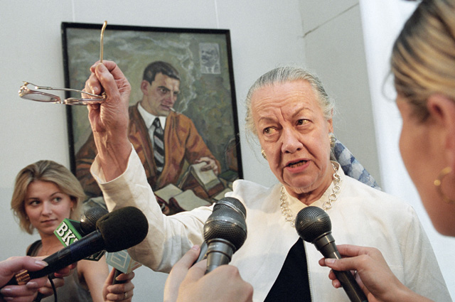 Дочь Владимира Маяковского, профессор Нью-Йоркского университета Патриция Томпсон на выставке, посвященной 110-й годовщине со дня рождения ее отца. 2003 г.