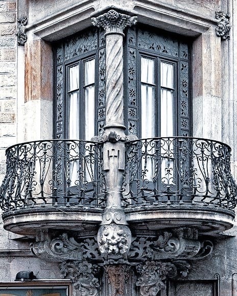 Угловые окна и балконы Испании 