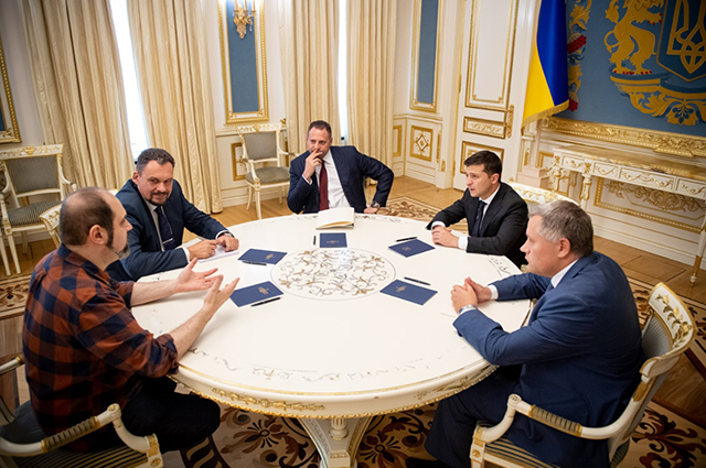 Владимир и Елена Зеленские встретились с Милой Кунис, Эштоном Катчером и Робин Райт в Киеве Новости