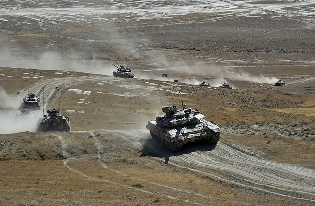 Непривычное зрелище: Т-90С под турецкими флагами воюют в Нахичевани