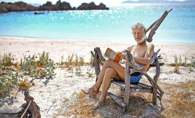 У мужчины сломалась лодка и он причалил к необитаемому острову. Он решил остаться и живет там уже 30 лет