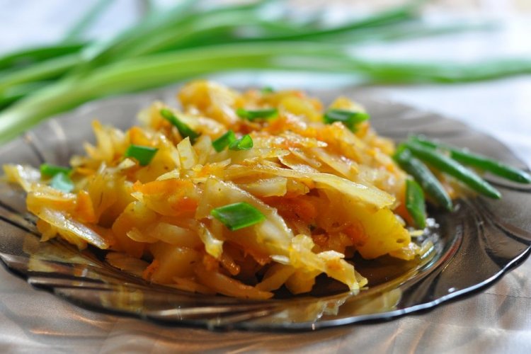 Овощное рагу с картошкой и капустой