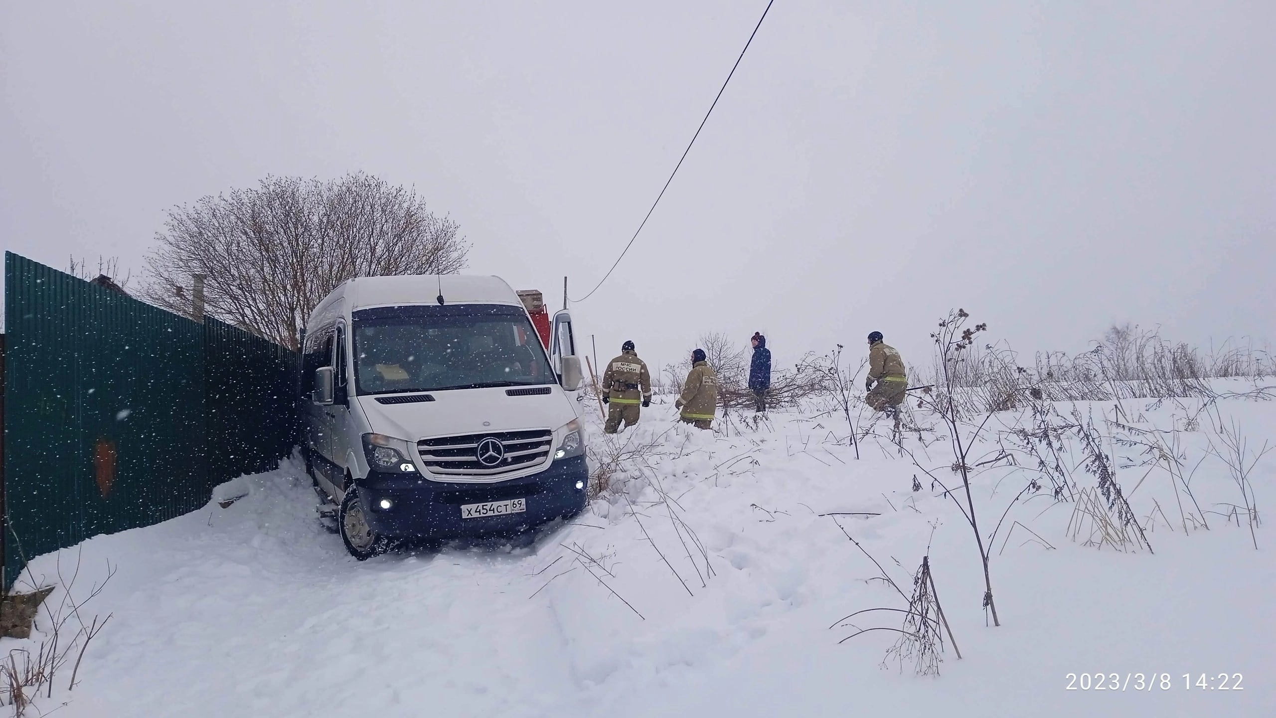В Тверской области служба спасения помогла туристам выбраться из снега
