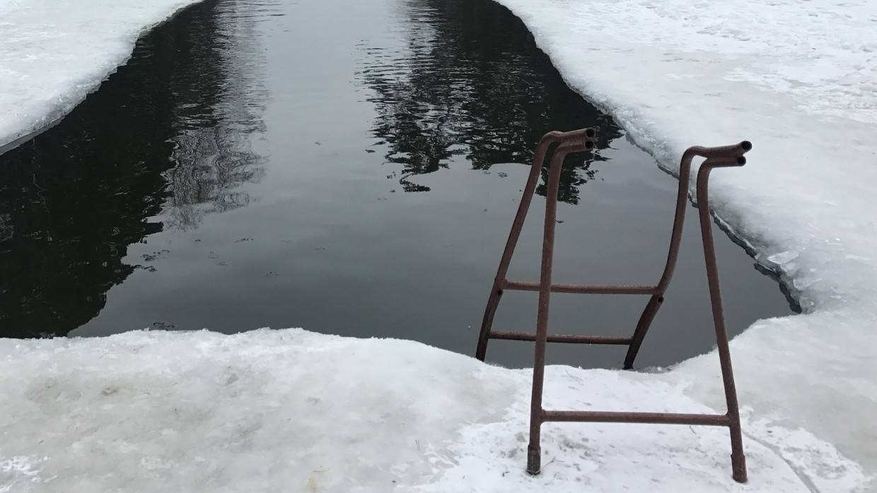 Профессиональный пловец показал опасность погружения под лед после гибели женщины в ЛО