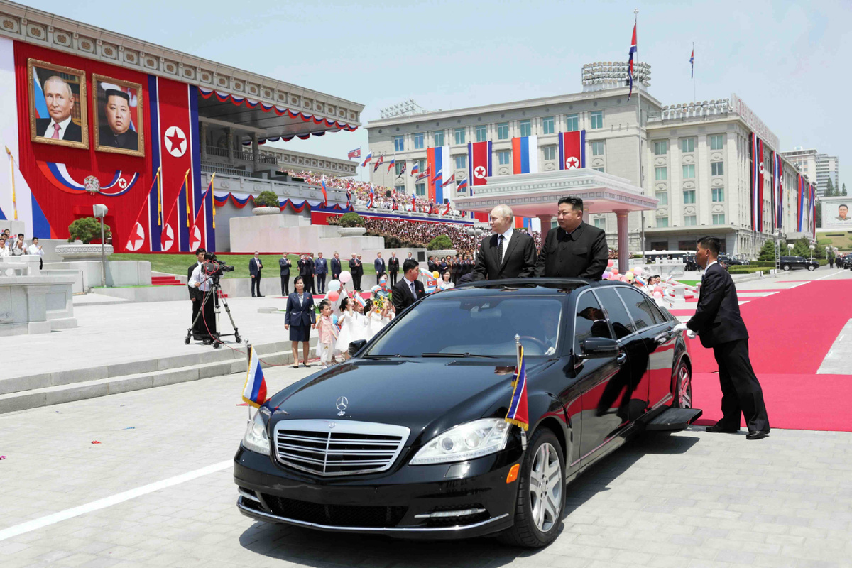 Ким Чен Ын и Владимир Путин торжественно едут в кабриолете «Мерседес»