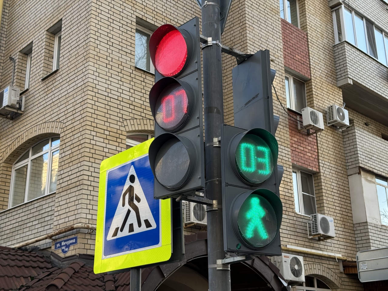 В Екатеринбурге из-за нового светофора, на одном из перекрестков образовалась огромная пробка