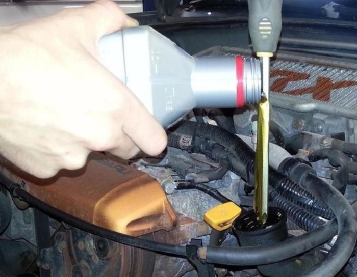 Простые способы залить моторное масло без воронки