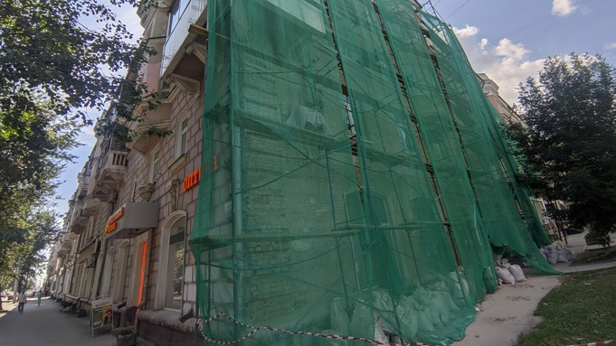 Давно пора. Как в центре Барнаула начали ремонтировать известный исторический дом?