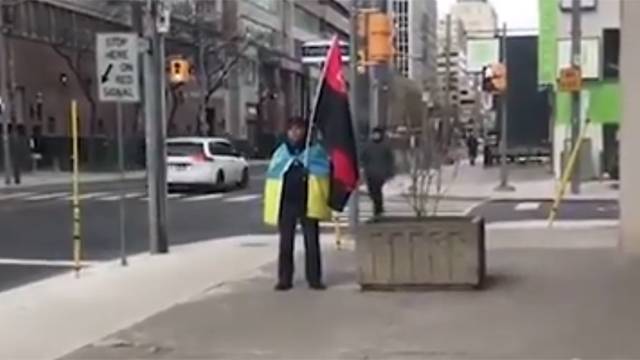 Видео: мужчина с украинским флагом пытался устроить провокацию на выборах президента РФ в Канаде