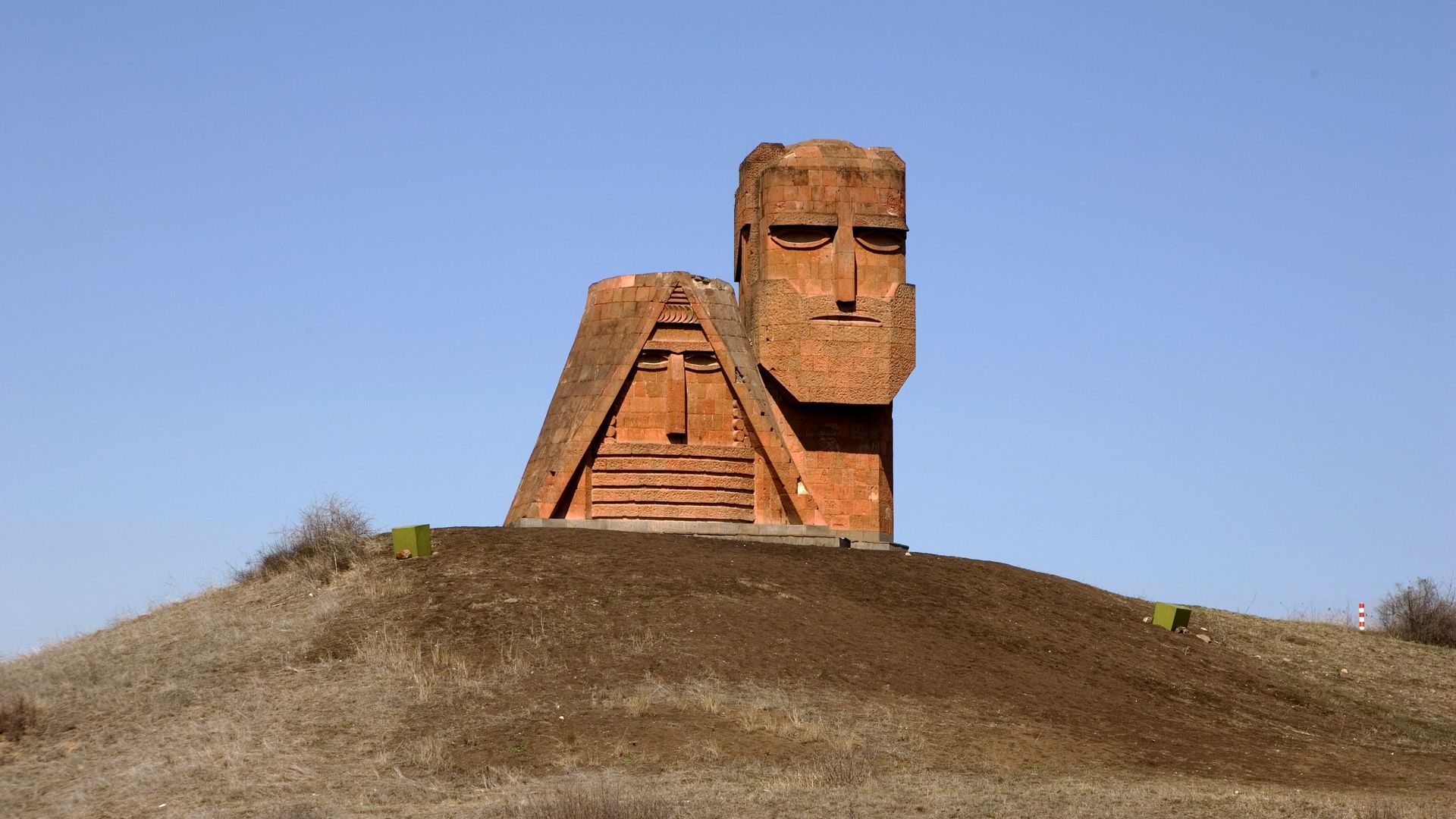 Село арцах. Мец Шен. Нагорный Карабах папик Татик. Арцах Армения. Памятник в Карабахе.