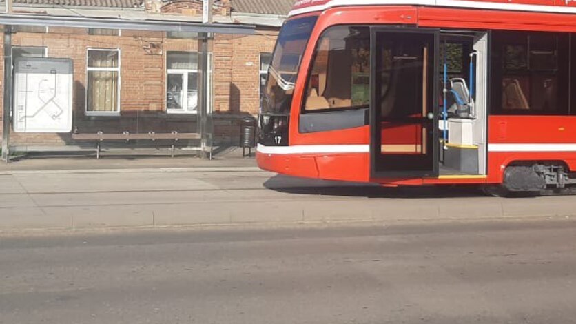 Пешеход в Таганроге протаранил собой трамвай и теперь лежит в больнице