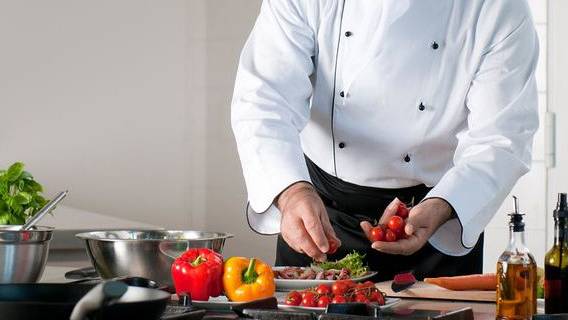 В британских ресторанах не хватает поваров из-за возобновления обслуживания клиентов в закрытых помещениях