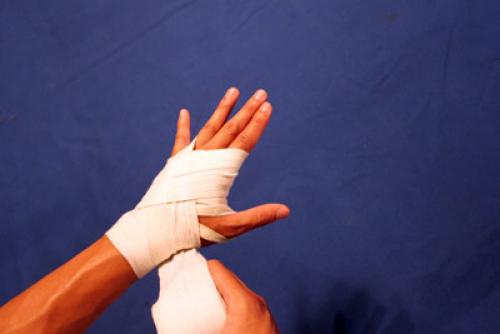 Боксерские бинты или как уберечь руки. Как правильно бинтовать руки боксерскими бинтами. Метод профессиональных боксеров. 08