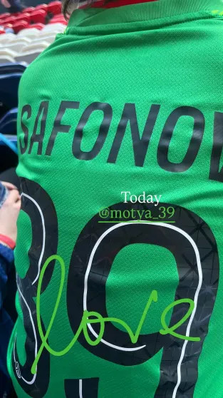 Земфира* и Рената Литвинова посетили футбольный матч и поболели за российского вратаря Матвея Сафонова Рената, Литвинова, Земфира, актриса, подруги, Ренаты, открыто, позицию, Париж, происходящего, озвучивала, против, выступила, публично, границей, Певица, тогда, военной, переехали, операции