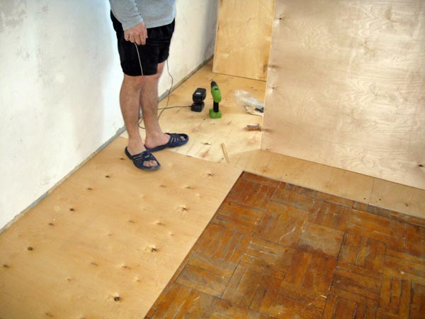 Как просто выровнять деревянный пол с помощью фанеры советы