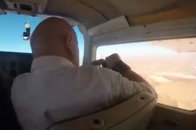Пилот хотел сделать фото из окна самолета и попал под действие законов физики