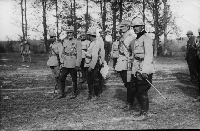 Генерал Авереску с группой офицеров 