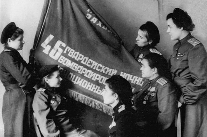 "НОЧНЫЕ ВЕДЬМЫ" ЗАЩИТНИЦЫ ОТЕЧЕСТВА "НОЧНЫЕ ВЕДЬМЫ" ЗАЩИТНИЦЫ ОТЕЧЕСТВА