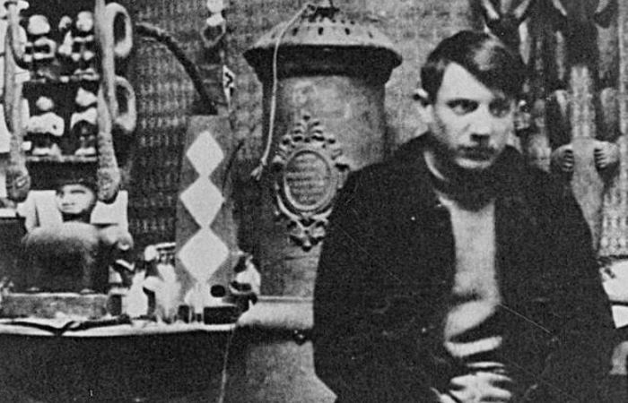 Пабло Пикассо в своей мастерской среди африканских скульптур. 1908 год / Фото: ru.wikipedia.org