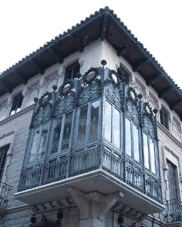 Угловые окна и балконы Испании 