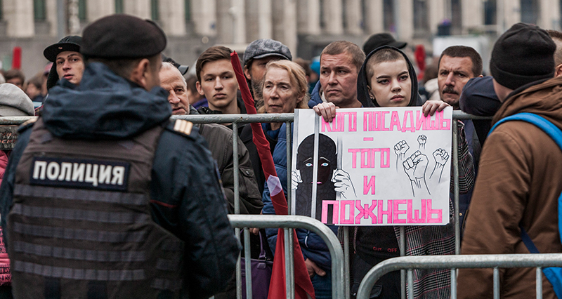 Актёры митингуют. Кто режиссирует? колонна