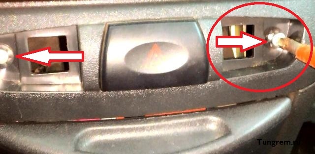 Откручиваем болты крепления центральной накладки панели Лада Калина