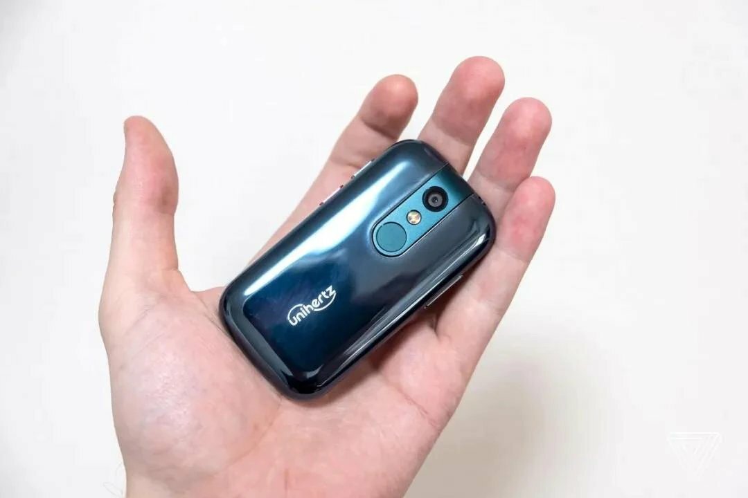 Узнайте, что умеет самый маленький в мире смартфон на Android 10 и сколько он стоит