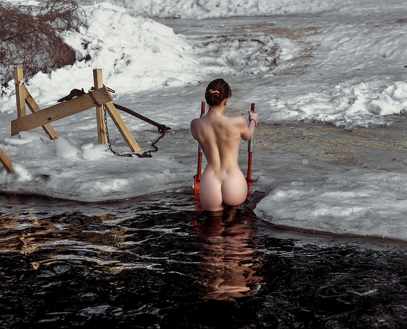 женщины в проруби купаются голыми фото 1