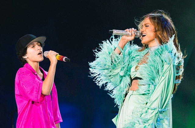 Дженнифер Лопес во время концерта представила дочь Эмму как небинарную персону Звездные дети
