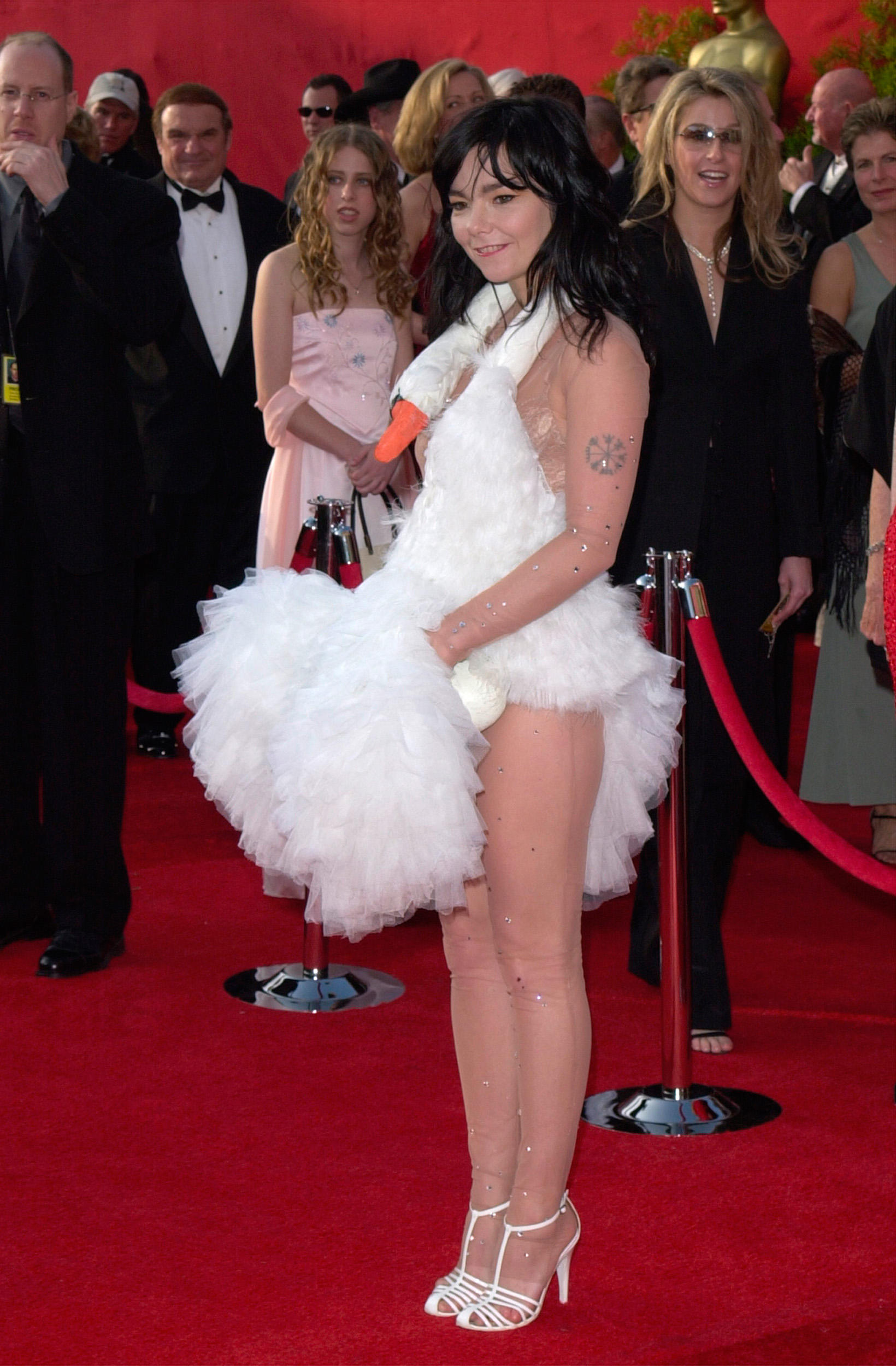 Бьорк в платье Marjan Pejoski, 2001