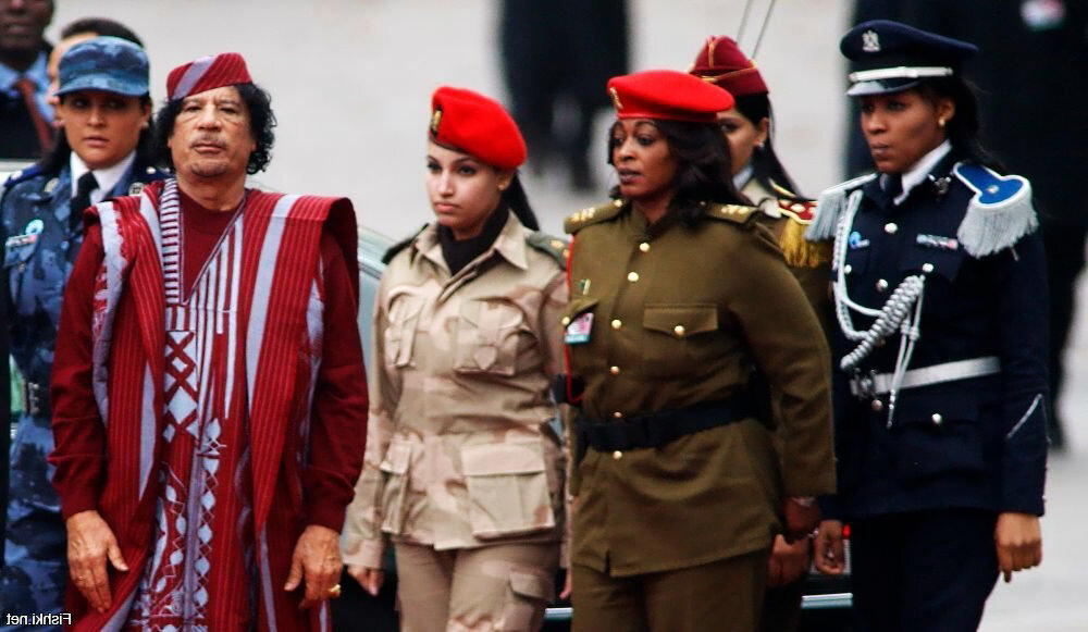 Муаммар Каддафи с охраной