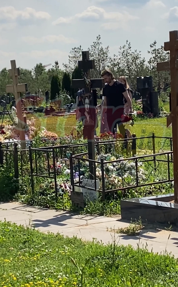 Петр Чернышев каждые выходные приезжает к любимой жене на могилу