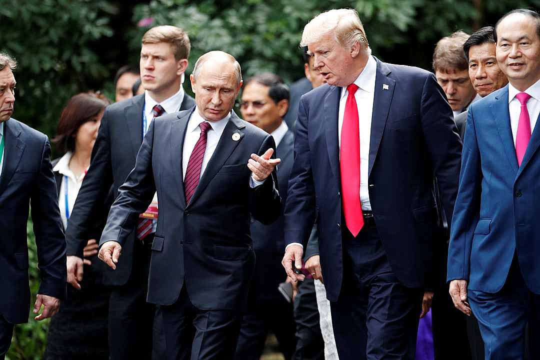 По пути на церемонию фотографирования Путин и Трамп обсудили совместное заявление России и США по Сирии Фото: REUTERS