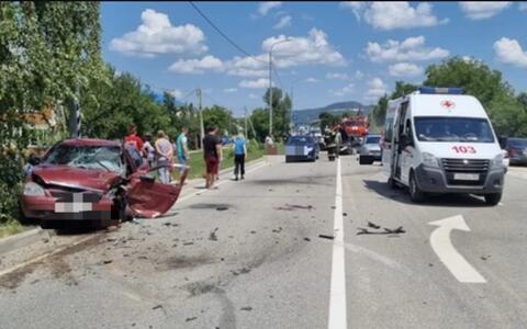 В Адыгее в ДТП с тремя машинами и автобусом пострадали два человека