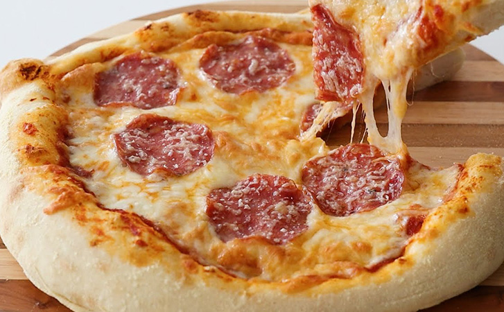 Пицца без хлопот и сложностей. Лучший рецепт: без замеса теста и духовка не нужна - похожая новость на Toplenta