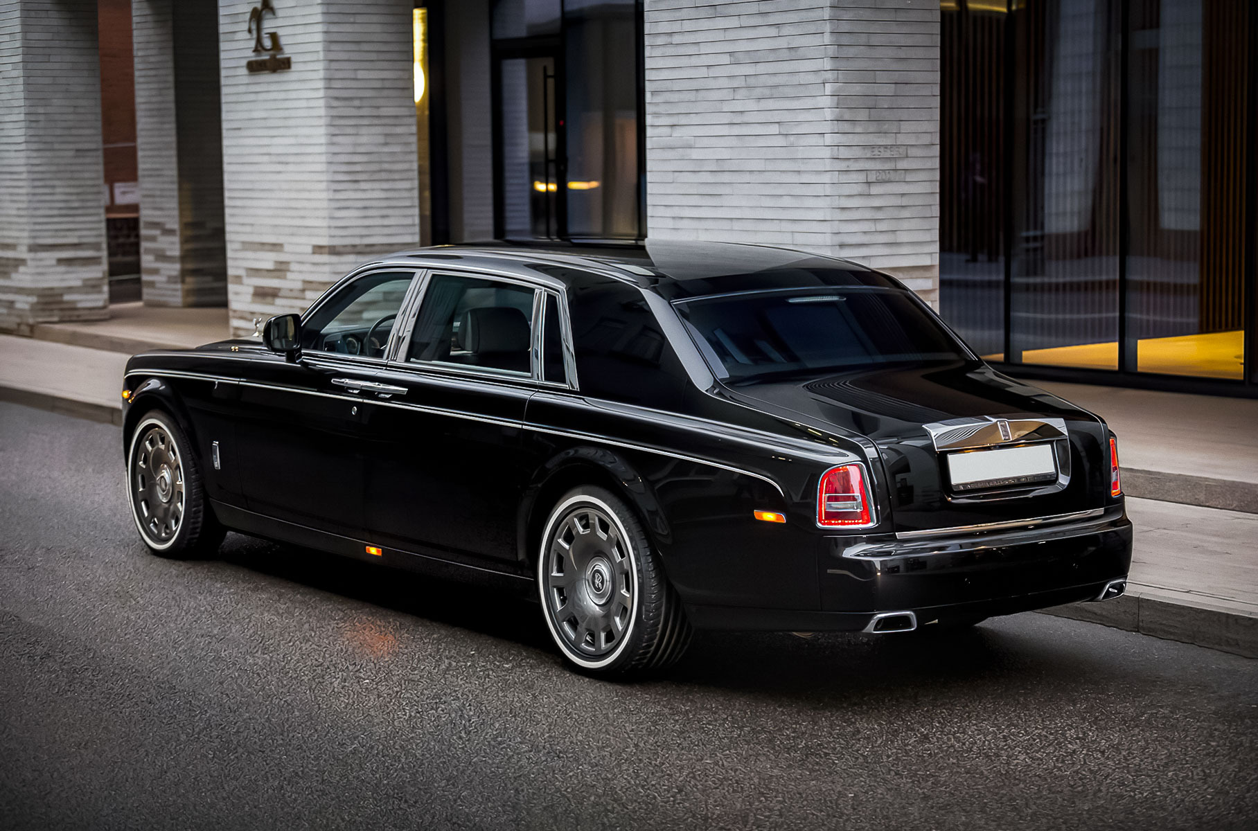 Необычную версию Rolls-Royce Phantom продают в Москве за 19 миллионов рублей Новости