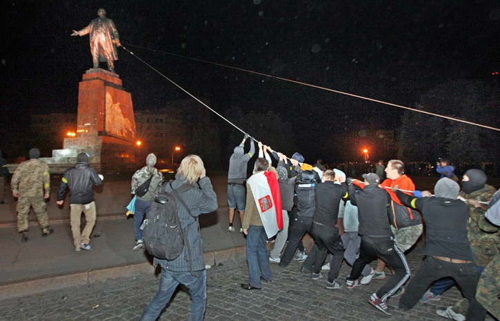 Украинские погромщики заработали сотни тысяч долларов на сносе памятников Ленину