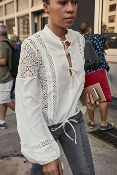 Блузы с оригинальными рукавами с кружевом: идеи для творчества