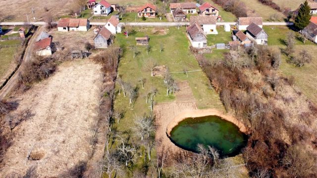 Хорватские деревни дырявые, как швейцарский сыр. Как с этим жить? землетрясения, провалов, более, после, провалы, очень, карстовых, поверхности, Бороевича, земле, землетрясение, говорит, воронок, Меченчани, Хорватии, надеются, ученые, здесь, количество, магнитудой