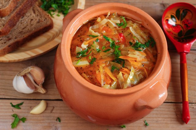 Летние щи: с капустой, с крапивой, со щавелем и другими вкусностями Летние щи: с капустой, с крапивой, со щавелем и другими вкусностями промойте, нарежьте, минут, добавьте, мелко, затем, специи, хорошо, бульон, зелень, очистите, морковь, Варите, влейте, массу, shutterstockcom, снимите, кипения, сковороду, можно