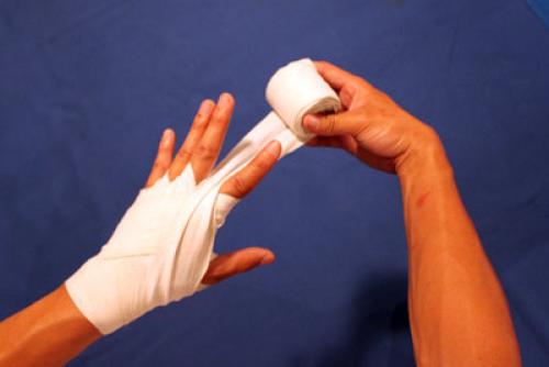 Боксерские бинты или как уберечь руки. Как правильно бинтовать руки боксерскими бинтами. Метод профессиональных боксеров. 11