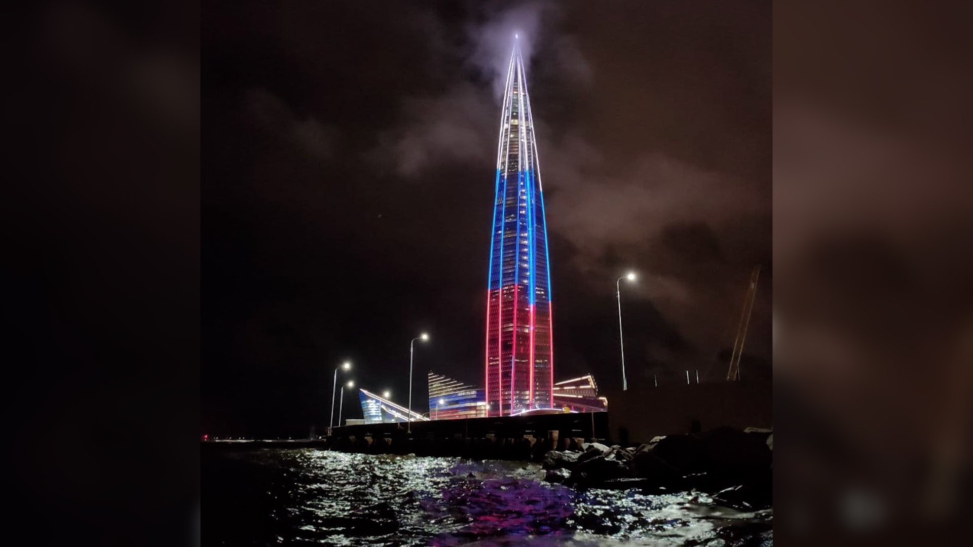 В День флага «Лахта-центр» сиял бело-сине-красными цветами