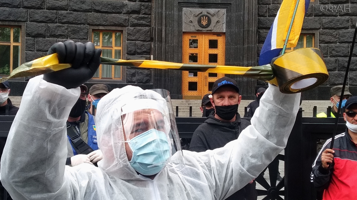 «Удар по рейтингу Зеленского»: Украине предрекают бунты против вакцинации от COVID-19