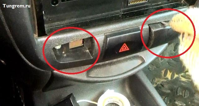 Снятие заглушек центральной панели на Калине