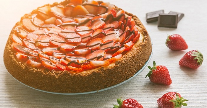 Шоколадный чизкейк с клубникой без выпечки