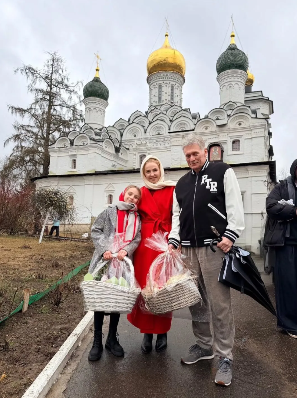 Киркоров с куличом за 100 тысяч рублей, Екатерина Стриженова с внуками: как звезды отметили Пасху-2026 Киркоров с куличом за 100 тысяч рублей, Екатерина Стриженова с внуками: как звезды отметили Пасху-2026 праздник, Пусть, чтобы, Стриженова, Татьяна, Песков, дочери, подписала, сердца, кулича, Навка, телеведущая, 58летний, посетили, Екатерины, звезда, Филипп, службу, Ксении, соцсетях