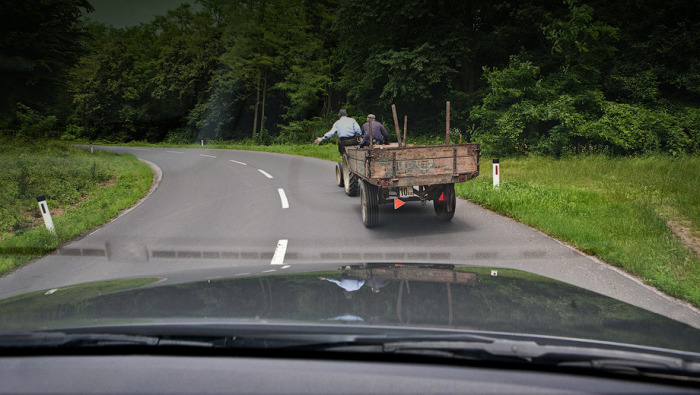 Можно ли совершать обгон тихоходного транспорта через сплошную линию авто и мото,автоновости,гибдд,пдд,Россия